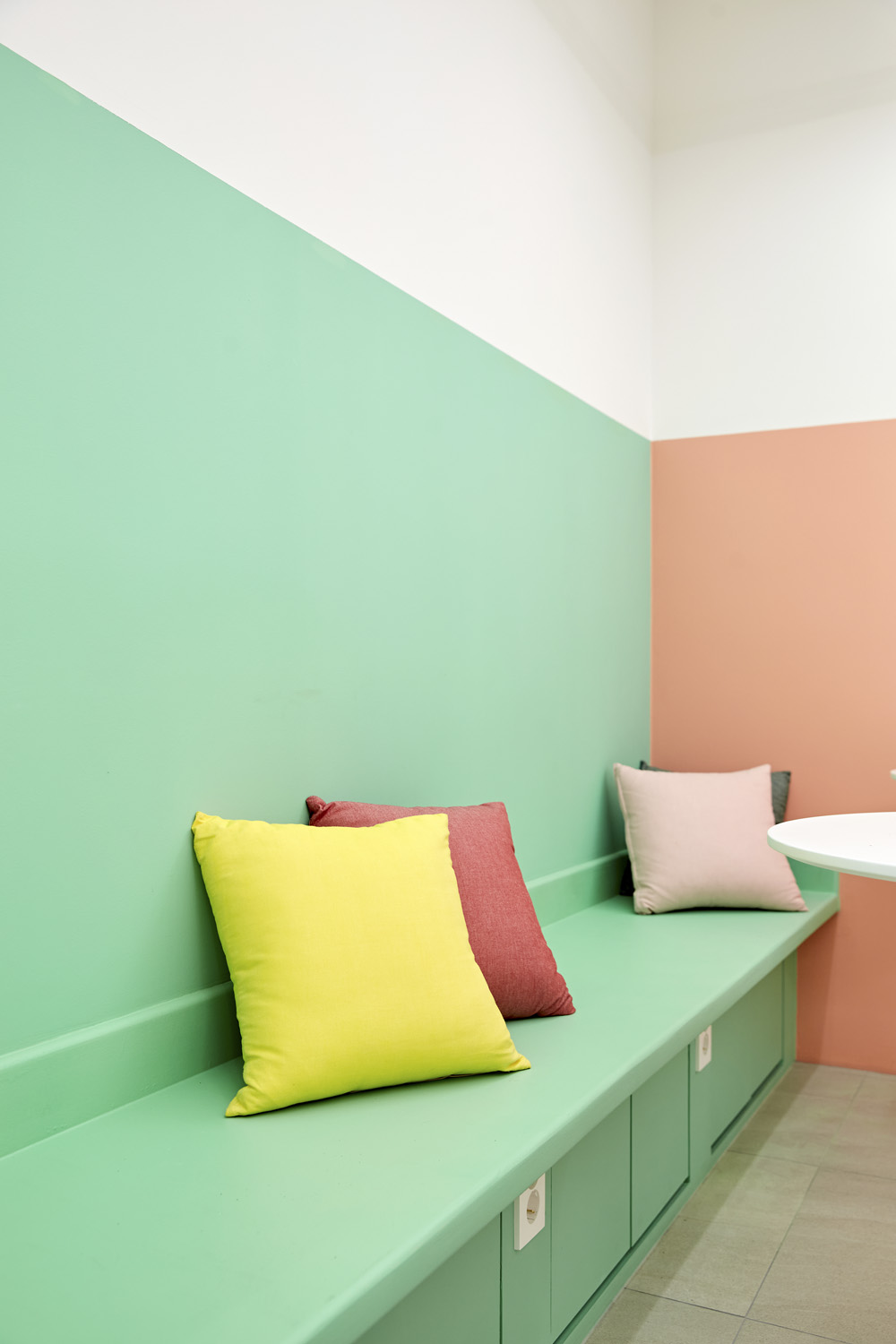 春日粉绿小馆 | 7 坪空间里的温馨咖啡馆设计-14