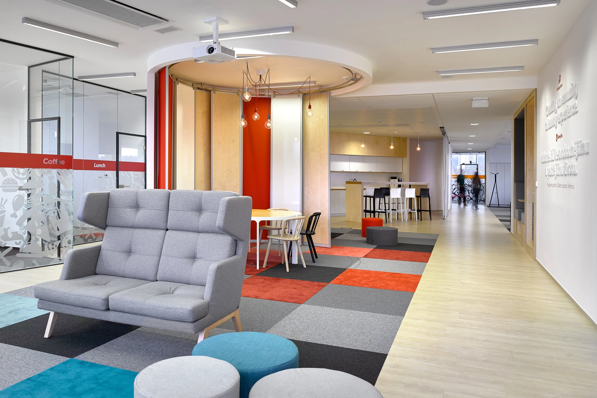 灵活办公空间，美食公司 Dáme jídlo 的年轻创意设计-22