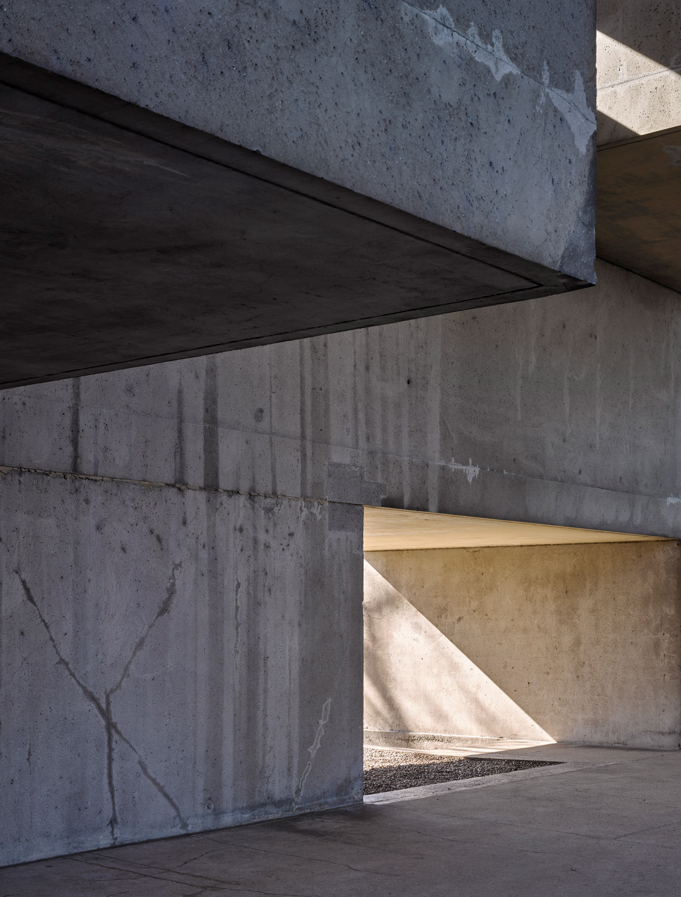 Photographs capture cats, laundry and everyday life in Moshe Safdie's Habitat 67-26