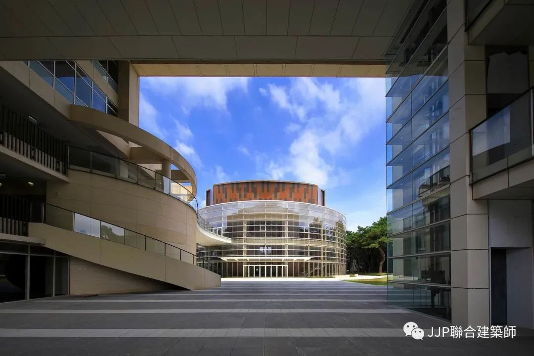 〈绿茵上的松果〉中央大学教学研究综合大楼-12