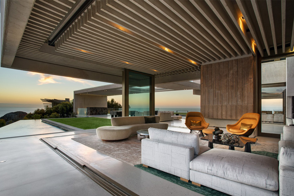 Mountainside villa by Saota frames Cape Town's spectacular scenery-9