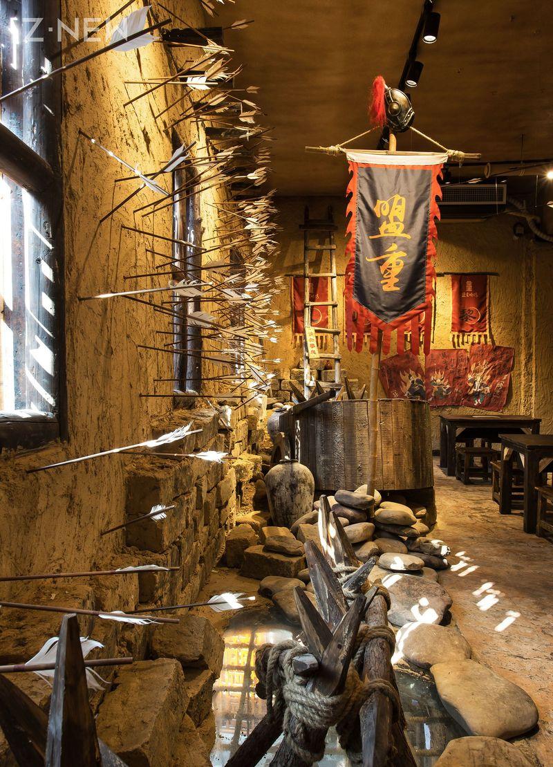 《传奇》游戏特色融入长沙盟重烧烤店设计，展现独特室内空间-1