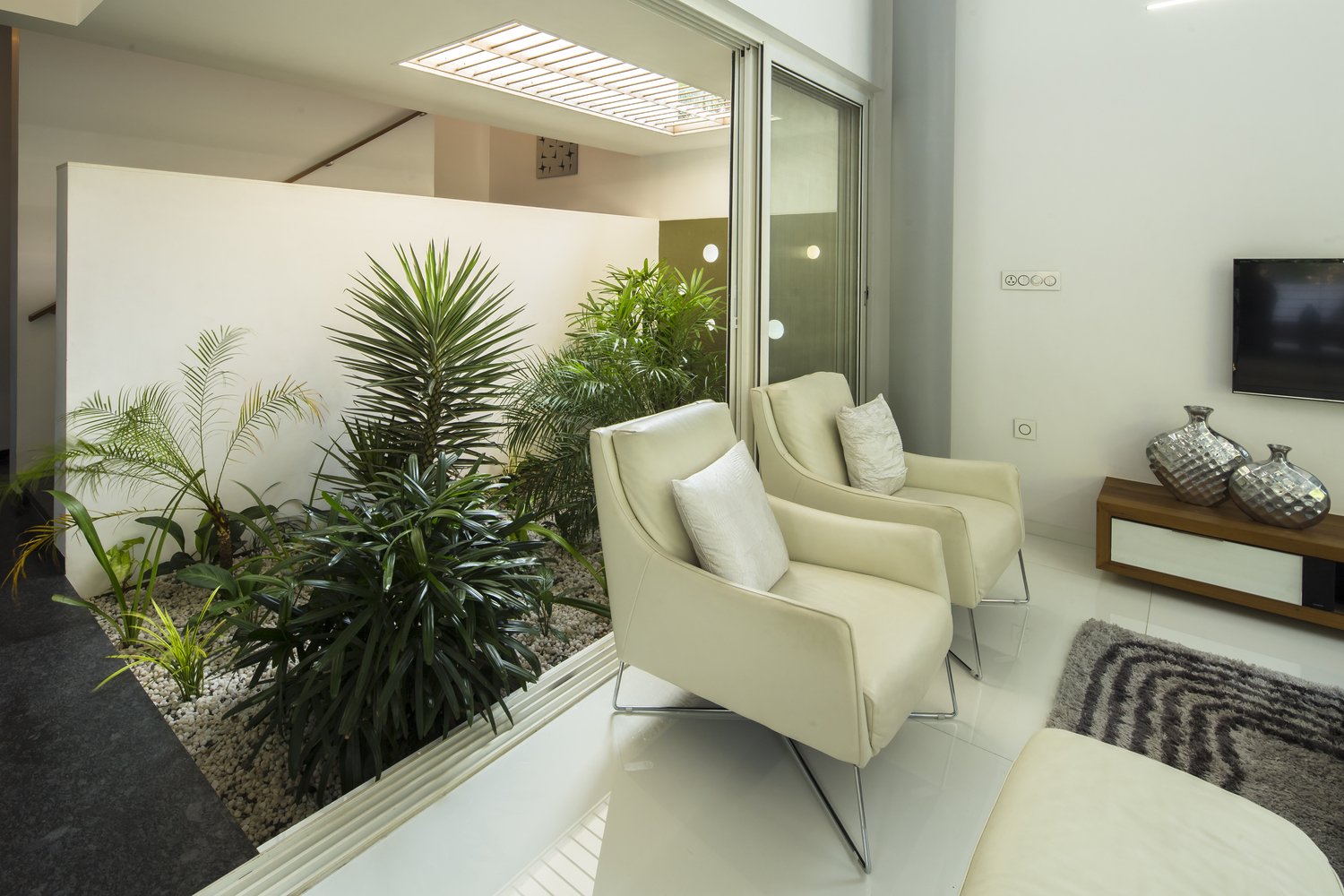 The Floating Parasol House  LIJO.RENY.architects-26