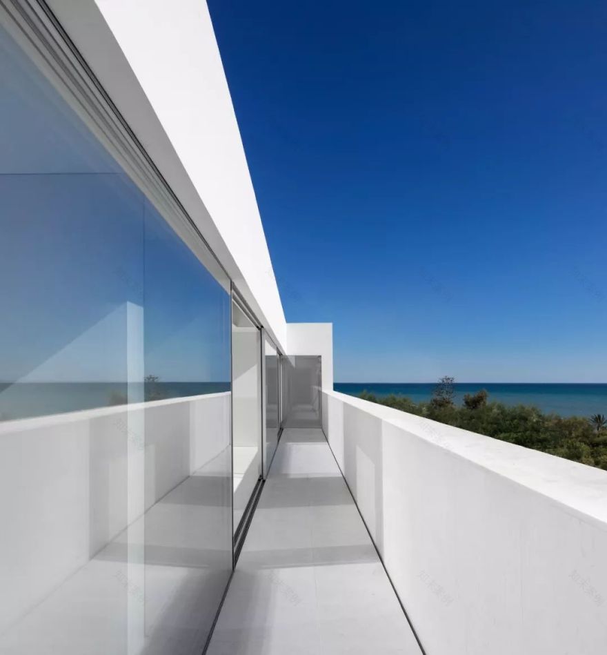 装满了的诗与远方的白色世界 Fran Silvestre-7