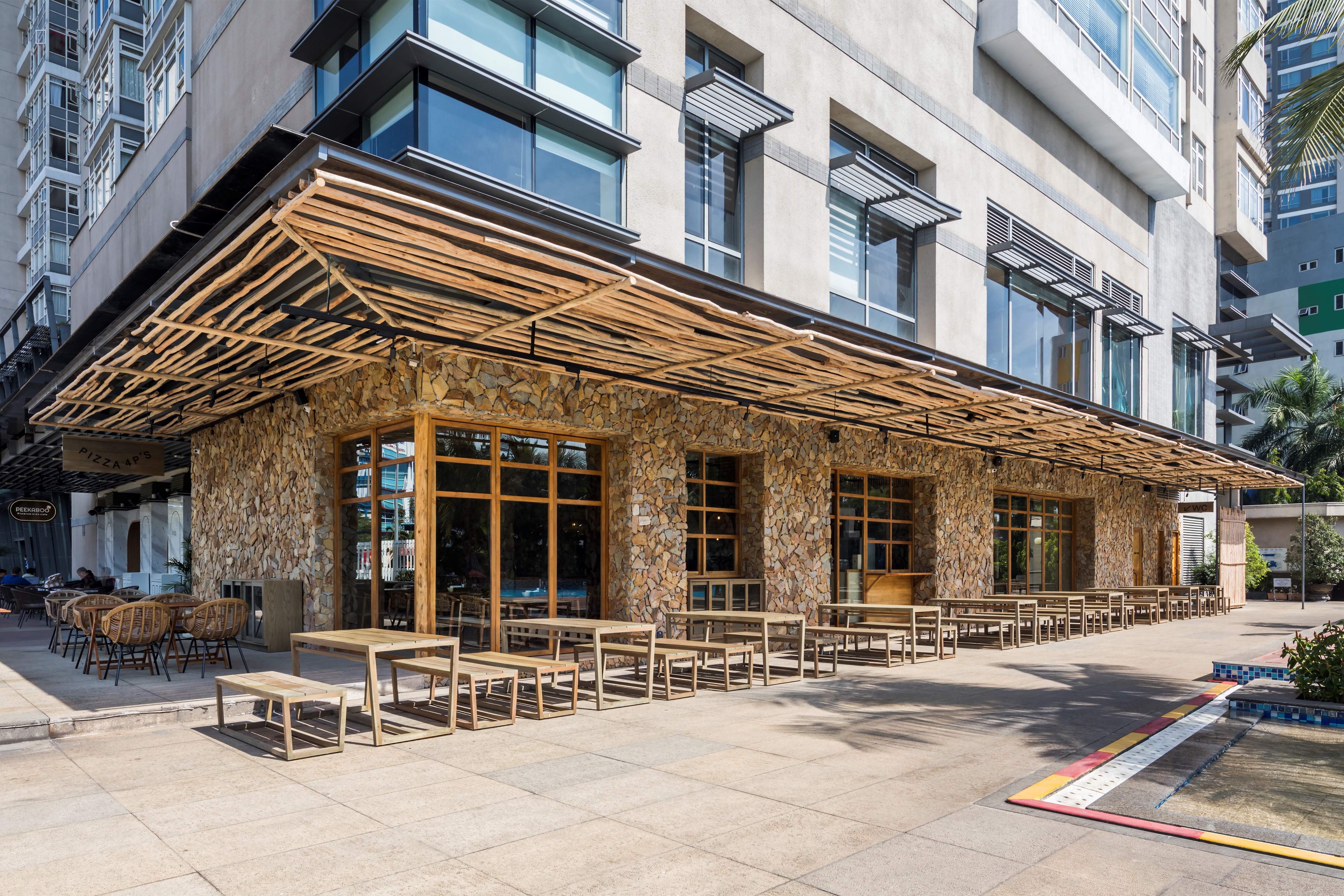 越南"Pizza 4P's"餐厅设计 · 海边别墅中的自然优雅-30