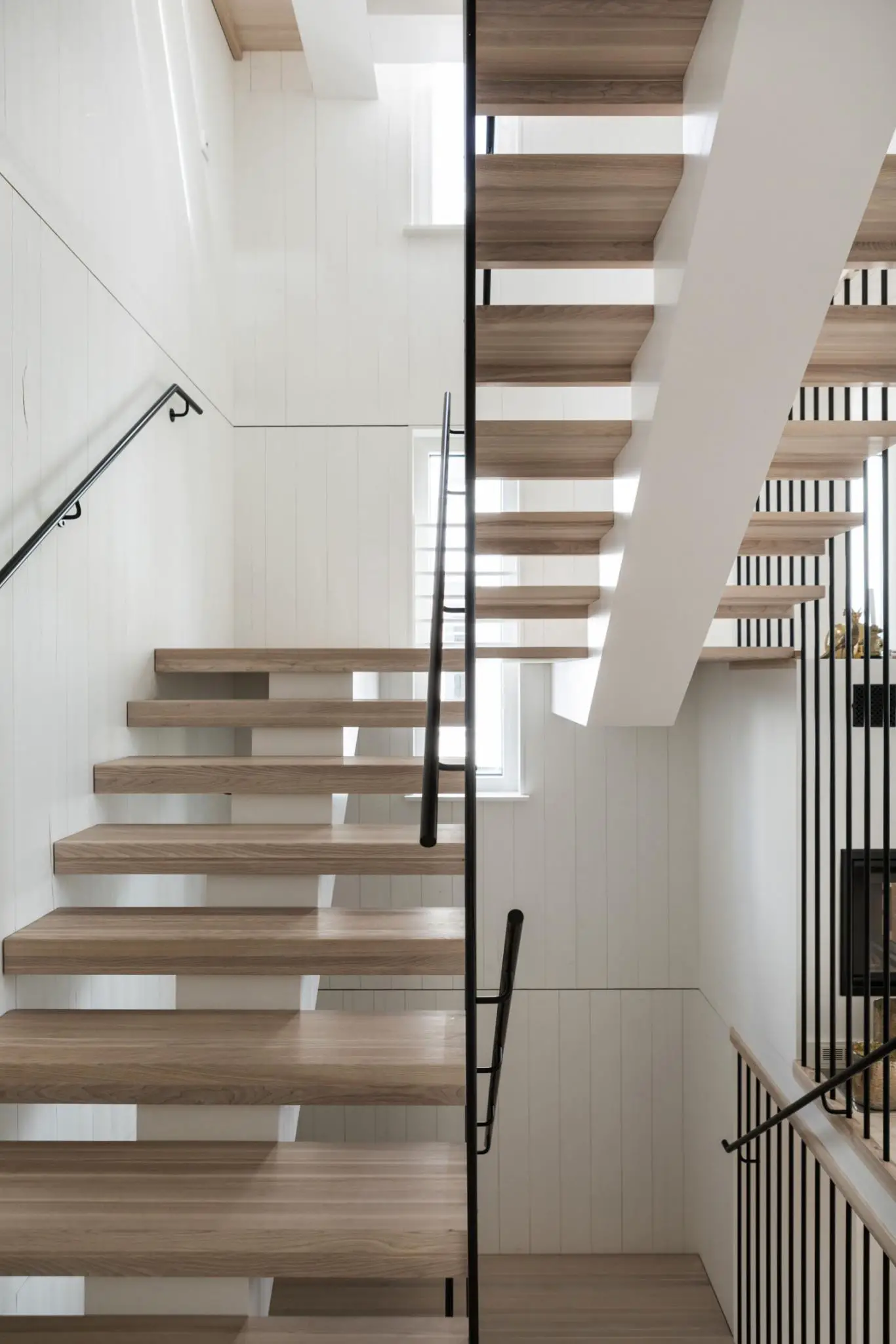 现代木质别墅的屋顶露台与极简内饰设计-5