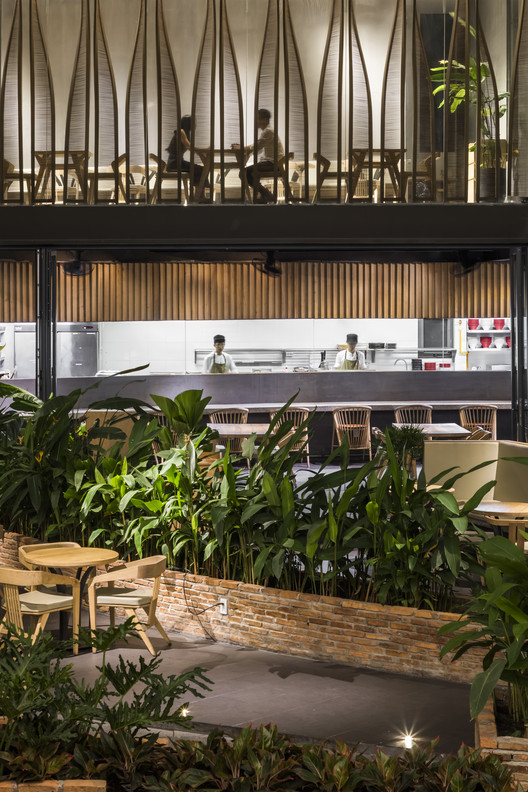 越南 IPPUDO 餐厅——绿植与木筷的多层空间叙事-28
