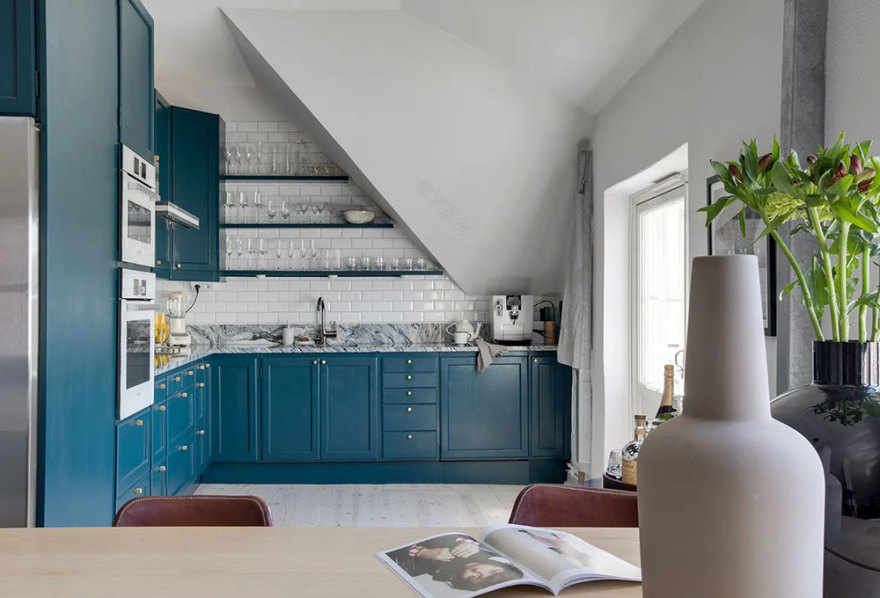 瑞典优雅公寓设计,浪漫倾斜屋顶与现代装饰的完美融合-16