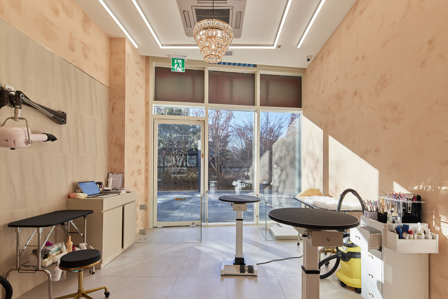 "15 坪温馨咖啡厅&美容室的室内设计"-6