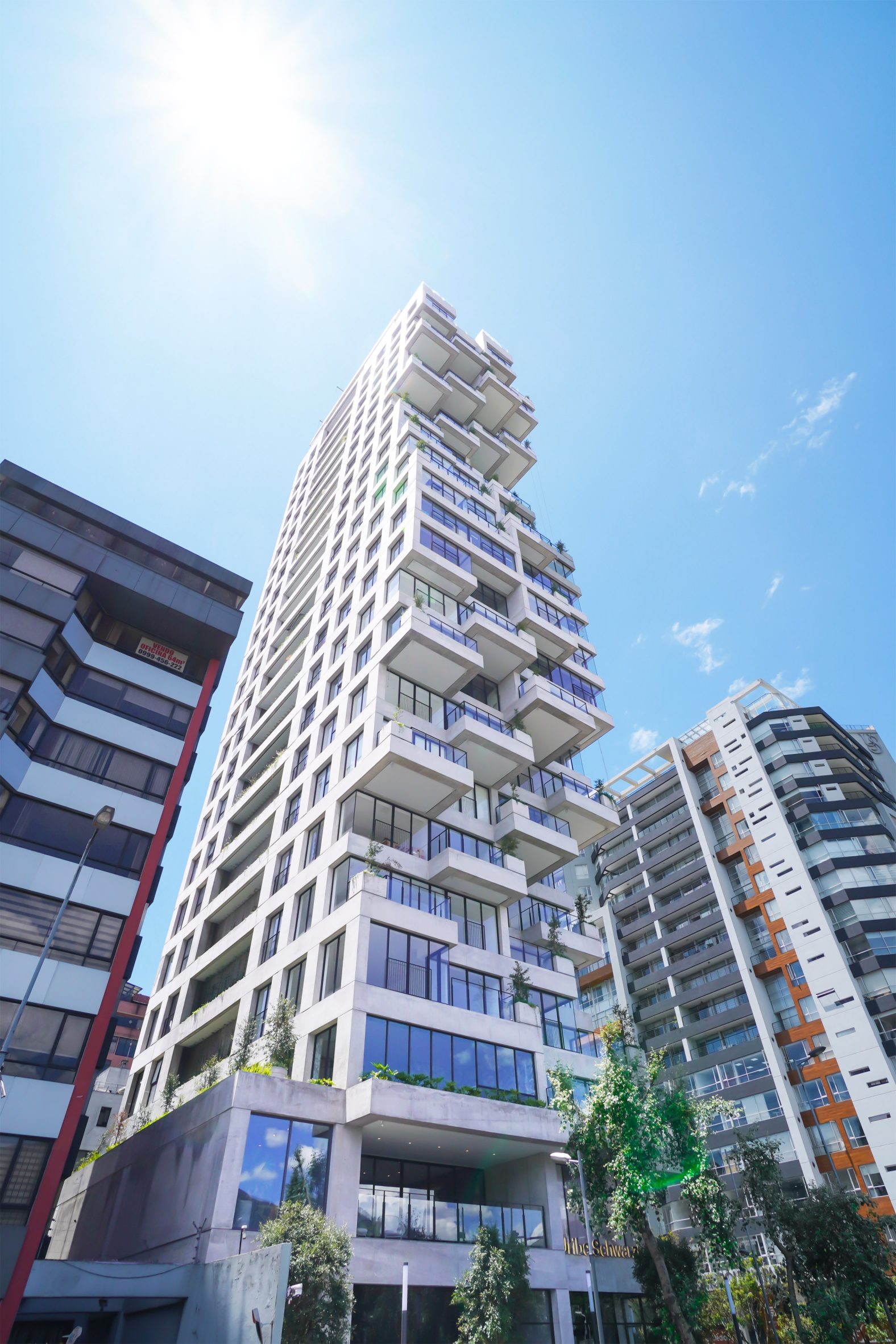 厄瓜多尔 Qorner 住宅楼 | 绿意盎然的山丘式设计-11