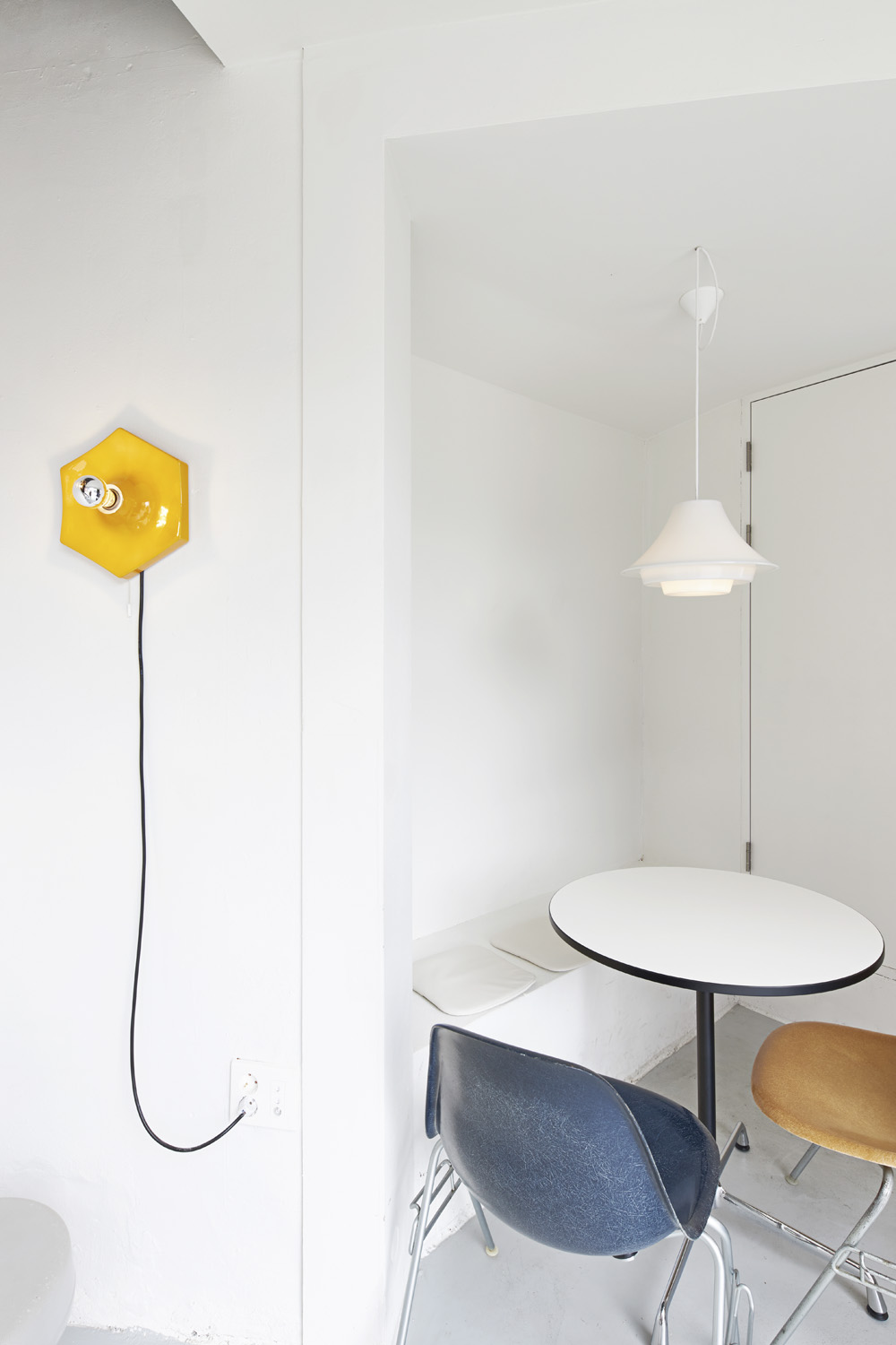 白色梦幻 | 10 平米迷你咖啡厅的惊艳室内设计-14