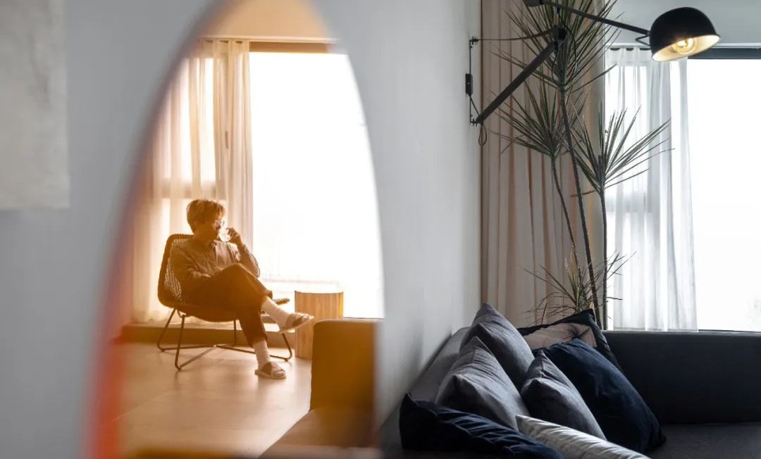 黑白基调,打造隔绝纷扰的年轻夫妻新居-35