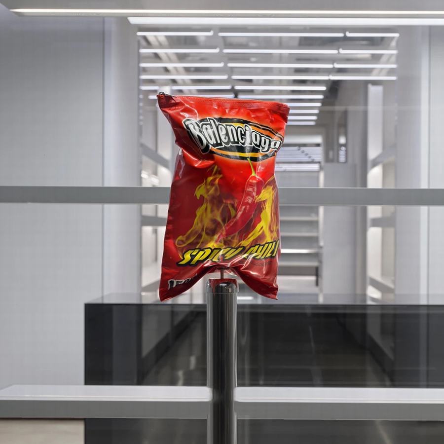 巴黎世家与安德鲁·j·格林的创新合作,通过”永恒符号”系列作品，重新诠释了巴黎世家的标志性风格 - 米尚丽零售设计网 MISUNLY- 美好品牌店铺空间发现者-1