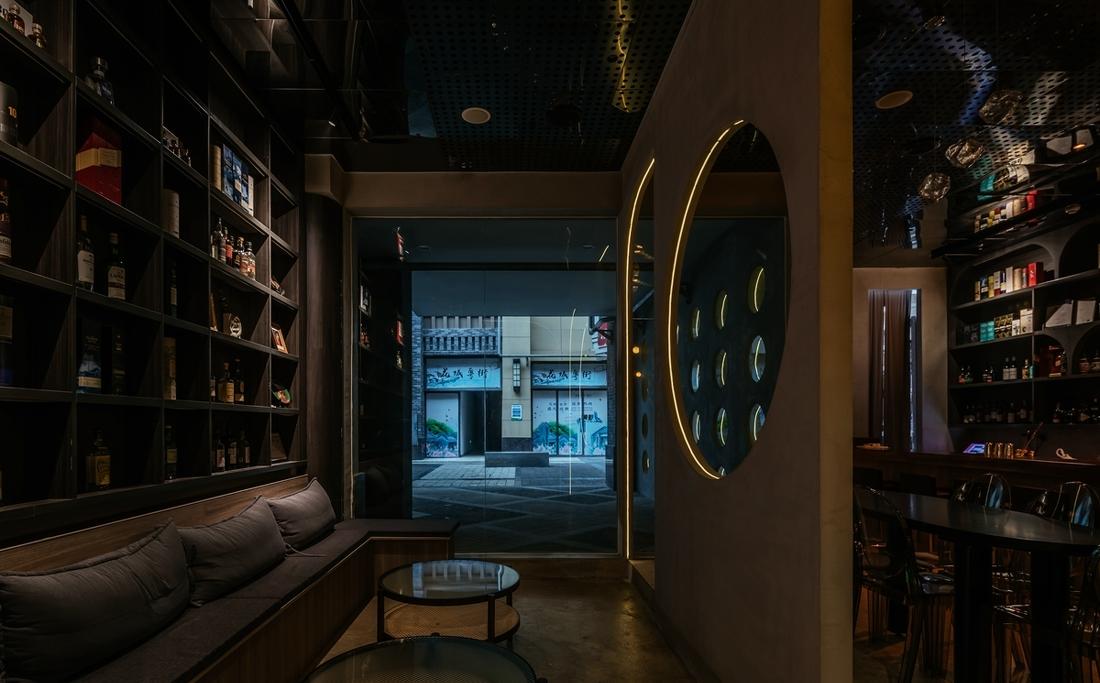 神秘感十足的酒吧设计-35