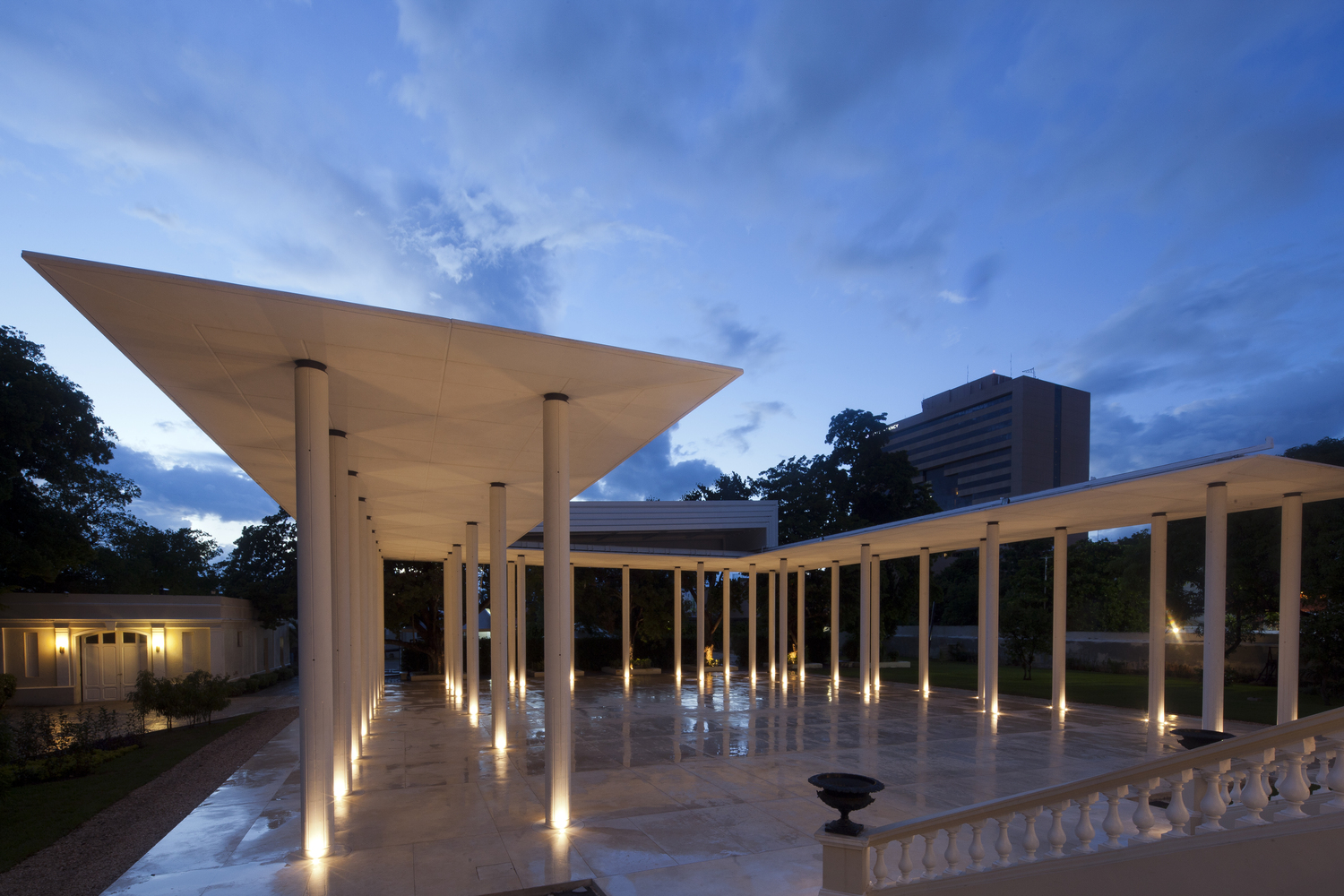 墨西哥尤卡坦梅里达历史博物馆花园中的“天空框架”展馆-35