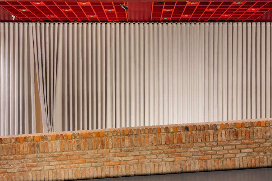 屏幕;银幕;隔板;纱窗(需结合具体语境判断最准确释义,这里按常见释义列举)
如果是在电子产品相关语境,屏幕更合适;在电影相关语境,银幕更合适;在建筑或家居相关语境,隔板纱窗可能更合适若能提供更具体语境,我将给出更精准唯一的翻译 丨葡萄牙里斯本丨BUREAU(Daniel Zamarbide等)-19