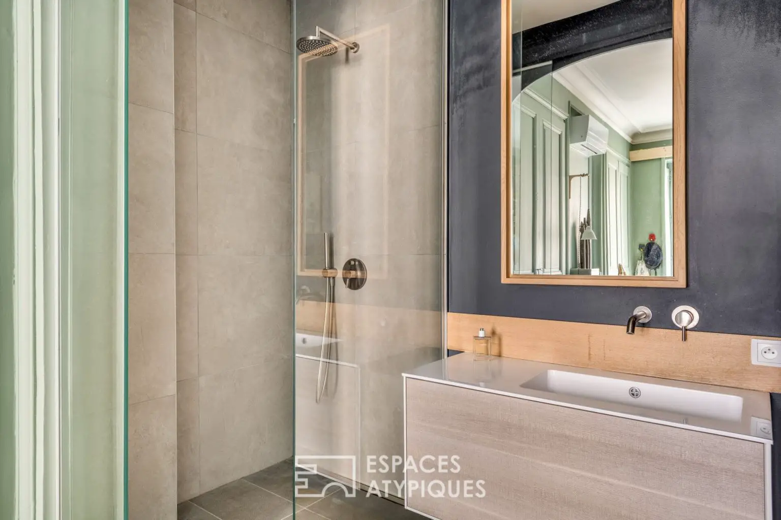 巴黎公寓的现代改造 | 尊重历史的创新设计-10