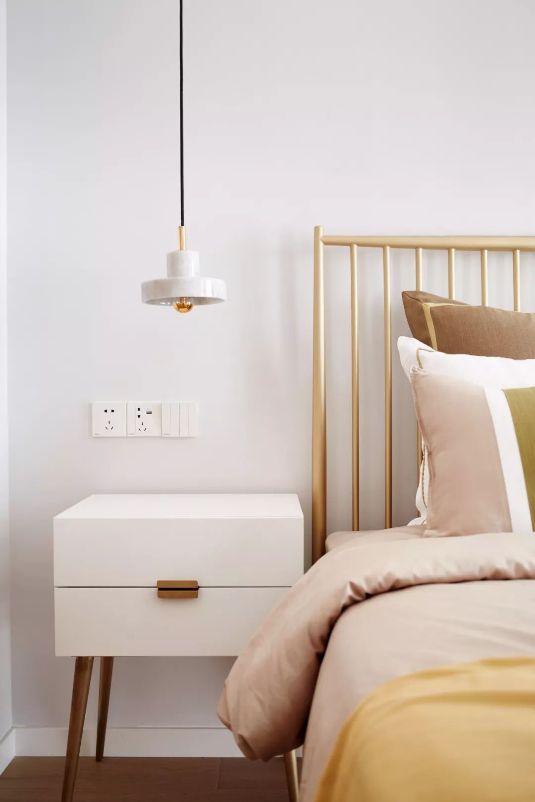 轻奢风卧室设计，黄铜色床铺打造高档氛围-15