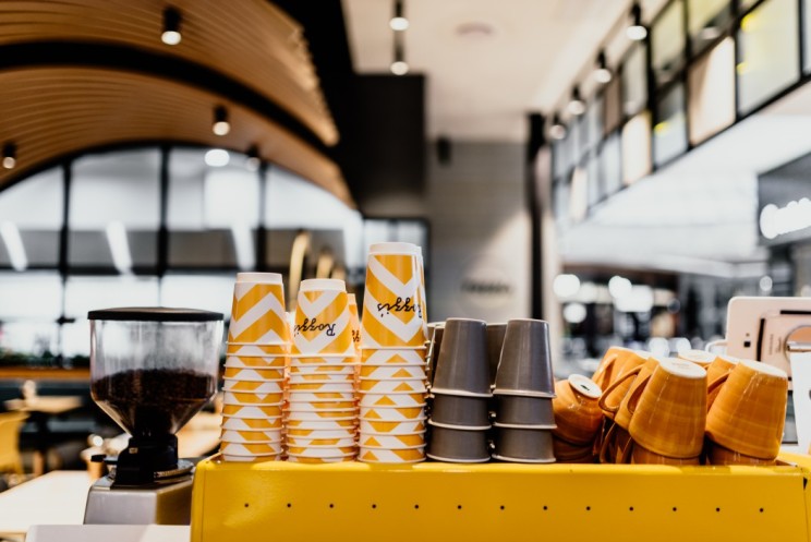 墨尔本 Rozzis 餐厅绿植环绕的现代花砖空间-7