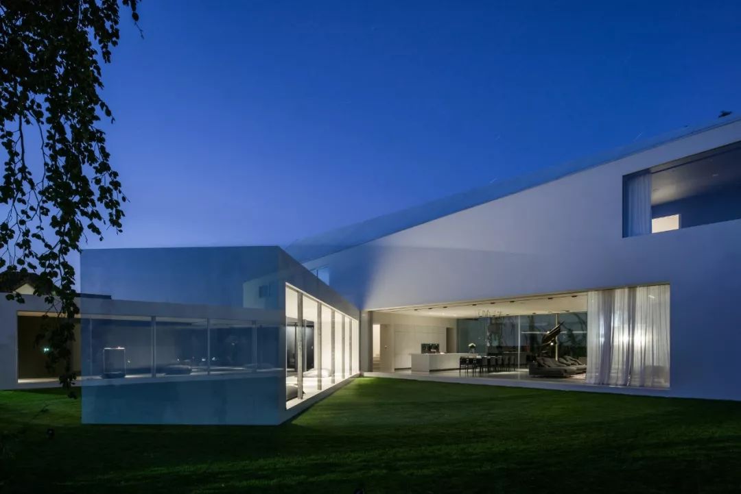 波兰 KWK PROMES 建筑工作室打造“跟随太阳轨迹移动的房子”-38