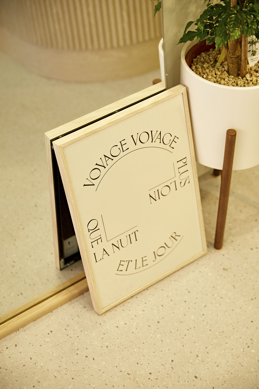 简约 13 坪咖啡厅，白色与原木打造温馨空间-12