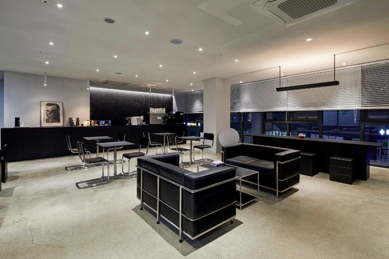 26 平现代简约咖啡厅设计 | 黑白色调的精致空间-6