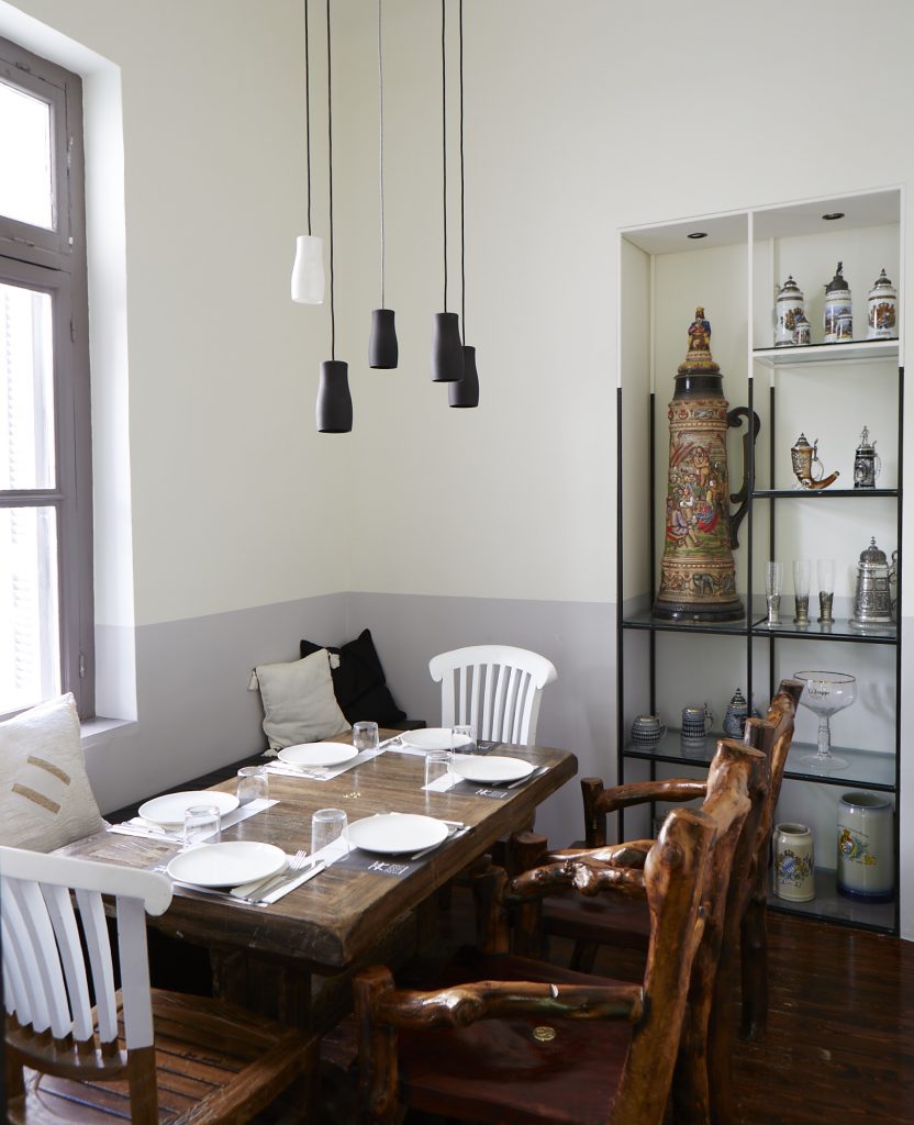 七大美食罪 gastro酒吧（注：gastro一般指融合传统酒吧与高级餐饮特色的风格，直接中文难有完全对应简洁词汇，保持gastro也算合适；若要一定转译，可翻译为美食小馆 ，这里保留gastro更能传达特色且符合场所命名规律） 

更为推荐的纯翻译表述：七宗美食罪美食小馆 丨希腊雅典丨Elina Drossou,Efi Malandraki-17