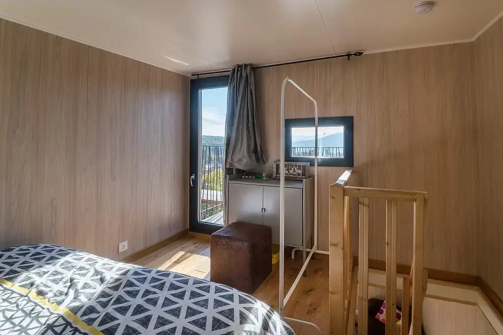 10 天搭建完成！30m²迷你木屋带阳台与夹层-4