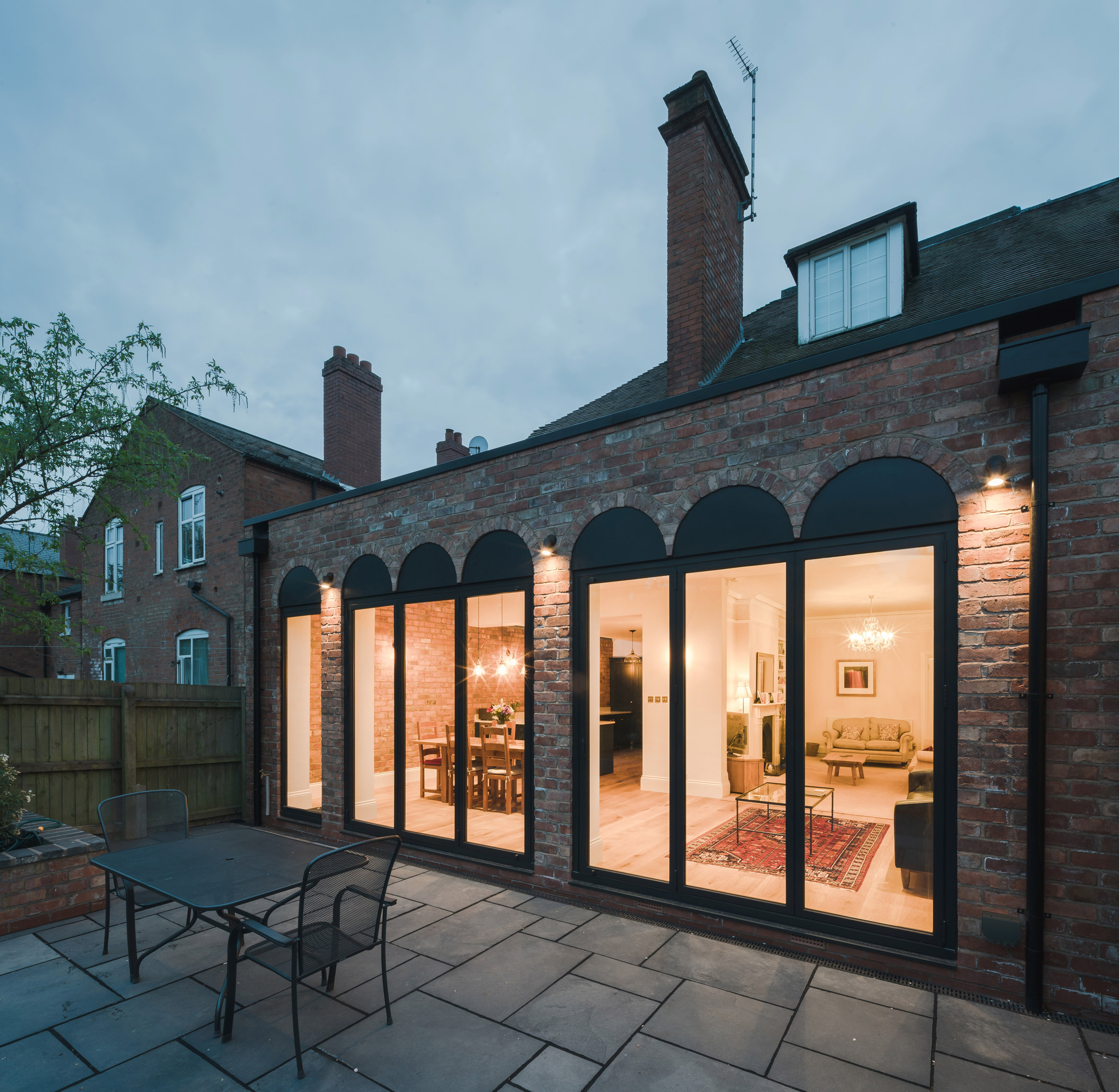 Colonnade-like glazing fronts house extension by Intervention Architecture-2