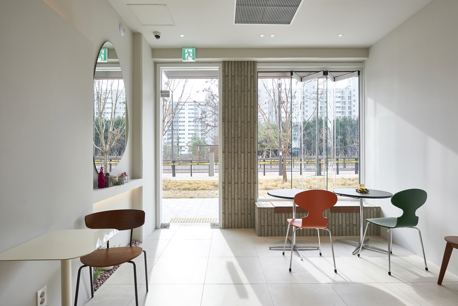 白色极简设计的 12 平小户型咖啡厅-8