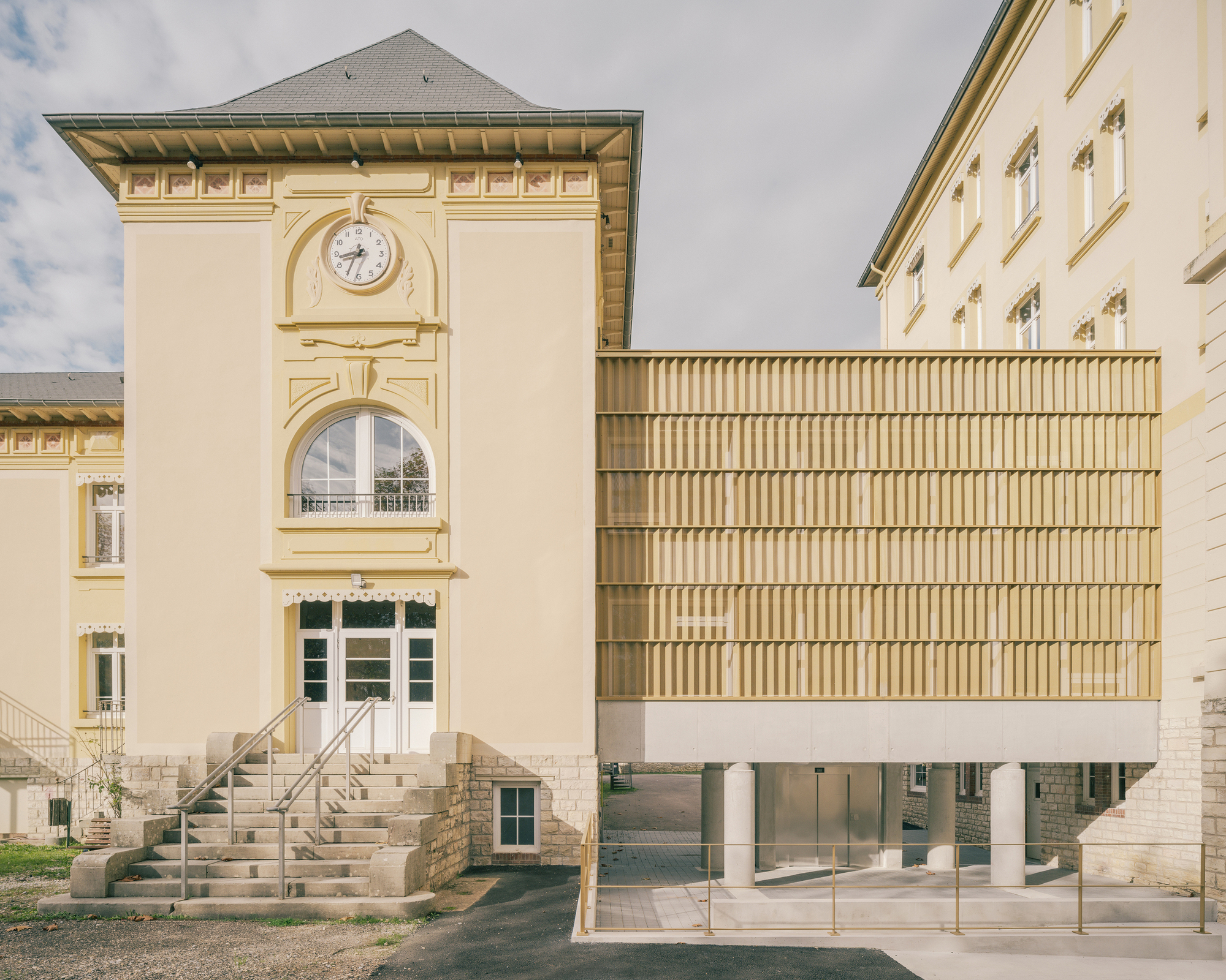Connecting Gallery for the Les Verdaines Retirement Home / Agence Vulcano-Gibello-10