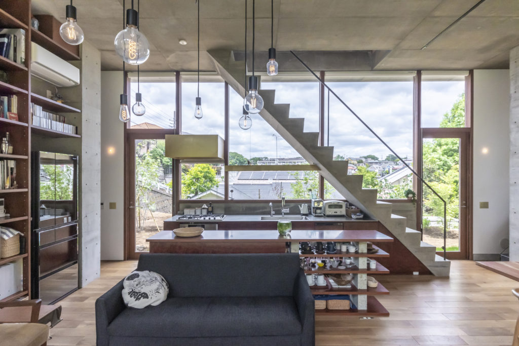 丘の途中に立つ家開放的で庭の一部のようなコンクリート造の空間に住む | Architecture | 100%LiFE-6