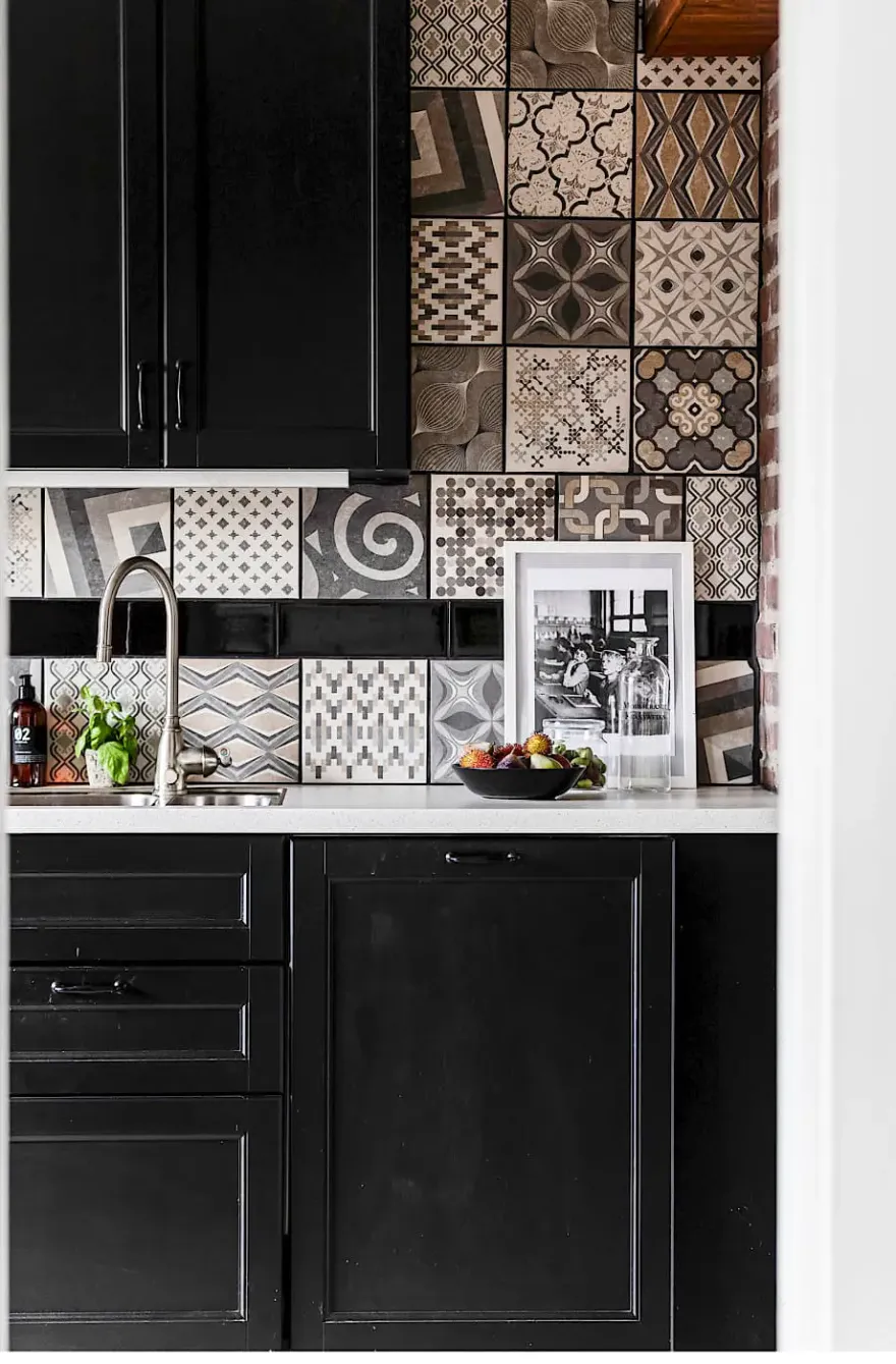 热情红卧室,独特设计公寓-15