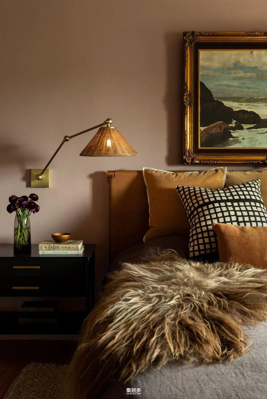 用原创设计师家具和时尚壁纸重新装饰的犹他州老房子-12