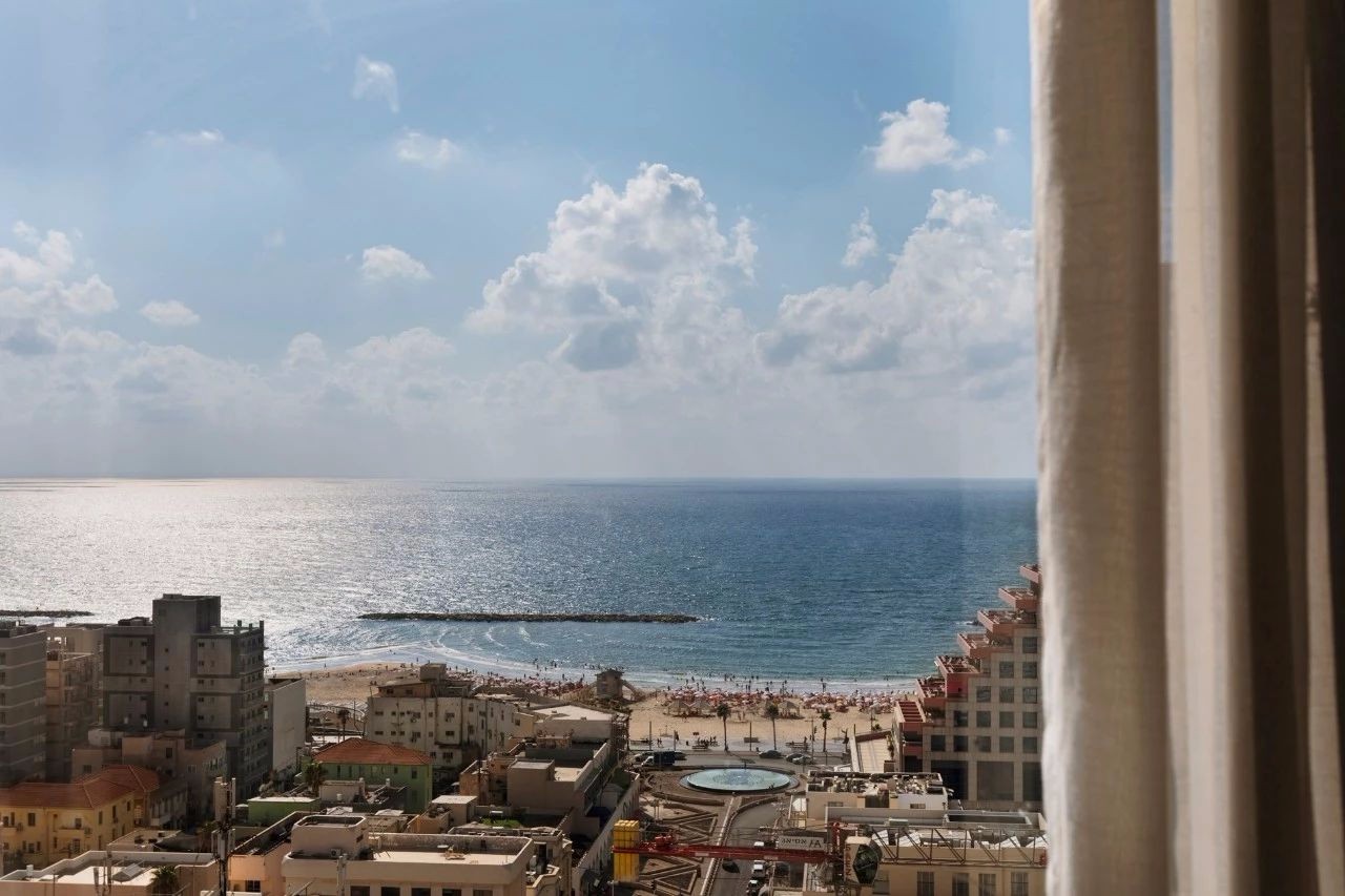 布朗酒店的灯塔-31