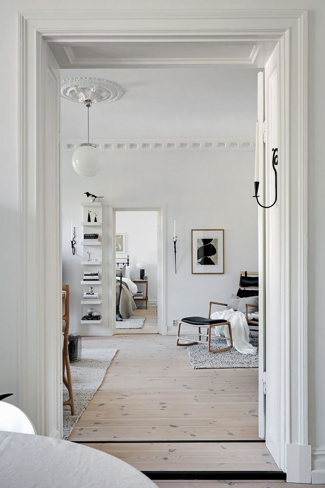 斯堪的纳维亚风格公寓的亮丽条纹沙发-15