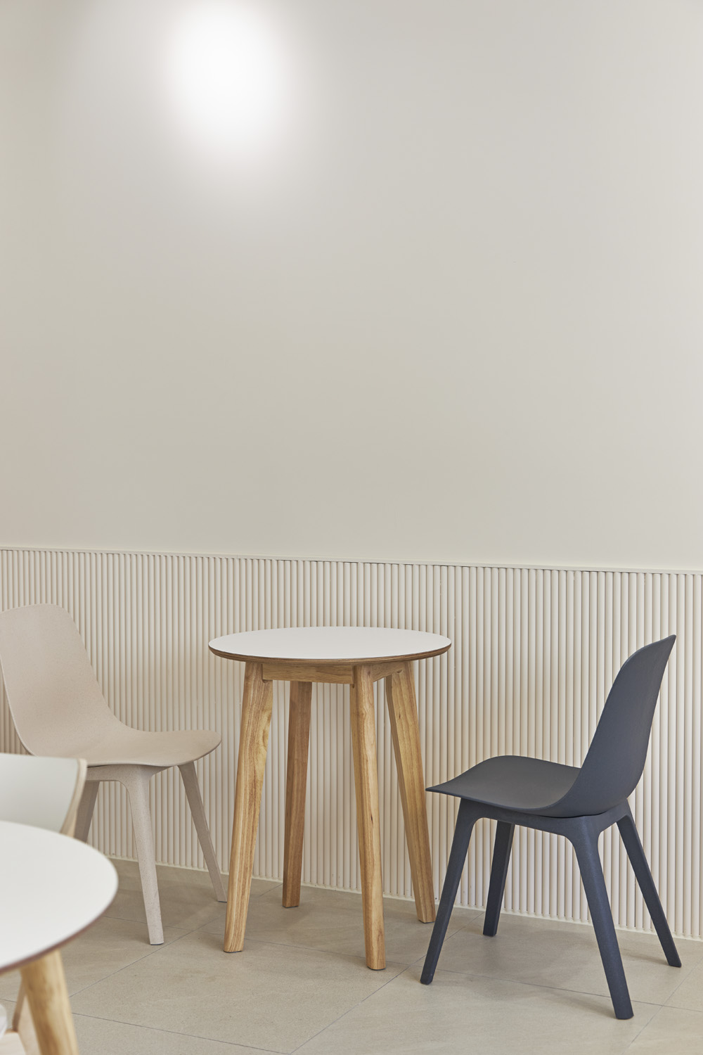 明亮氛围的 22 平米白色与木色调餐厅-12