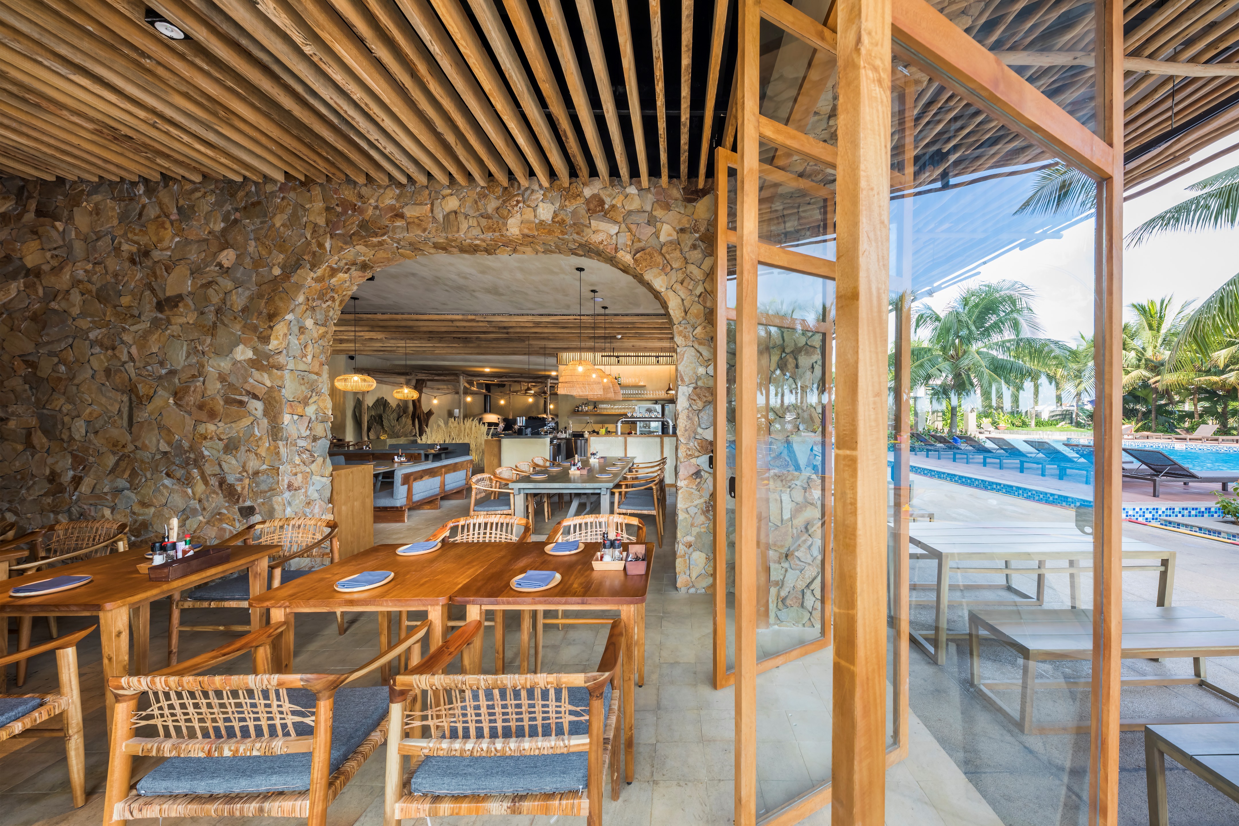 越南"Pizza 4P's"餐厅设计 · 海边别墅中的自然优雅-44