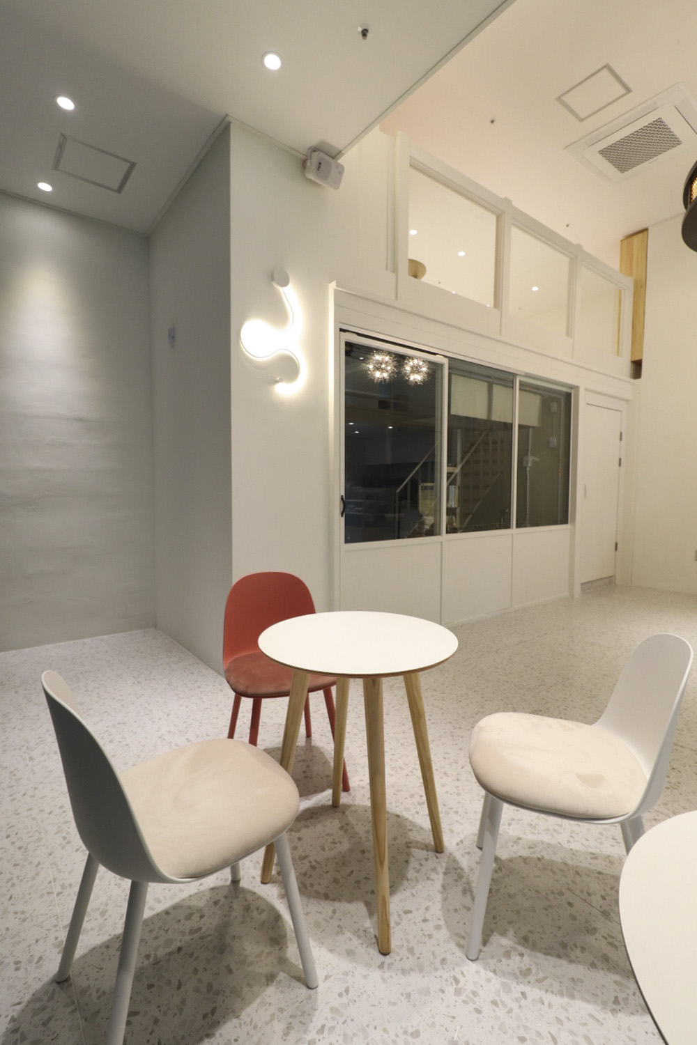 40 平釜山复式咖啡厅的间接照明设计-23