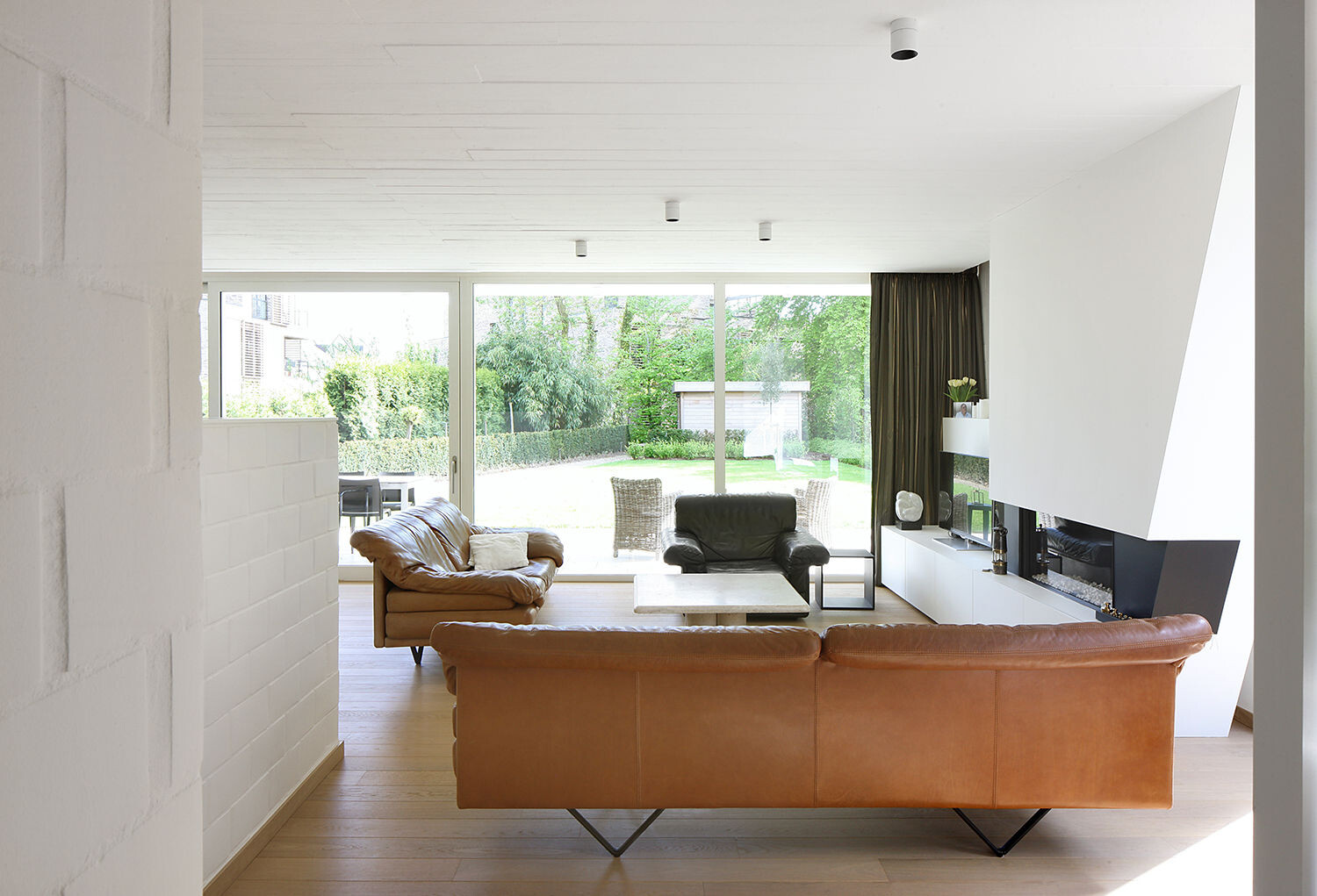 独特造型打破传统，红砖住宅的雕塑空间-21