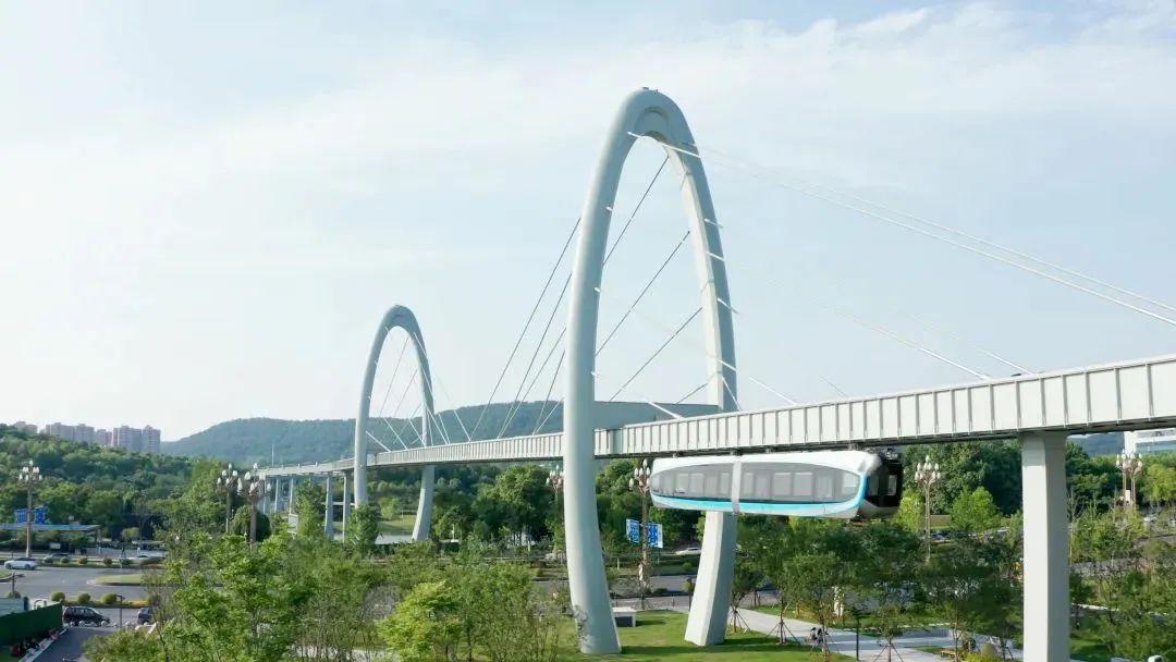 国内首条商用运营空轨建成试跑-1