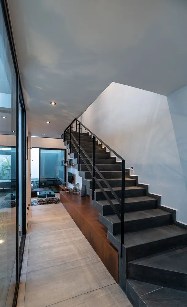 11 米长方形土地上的二层阁楼住宅-35