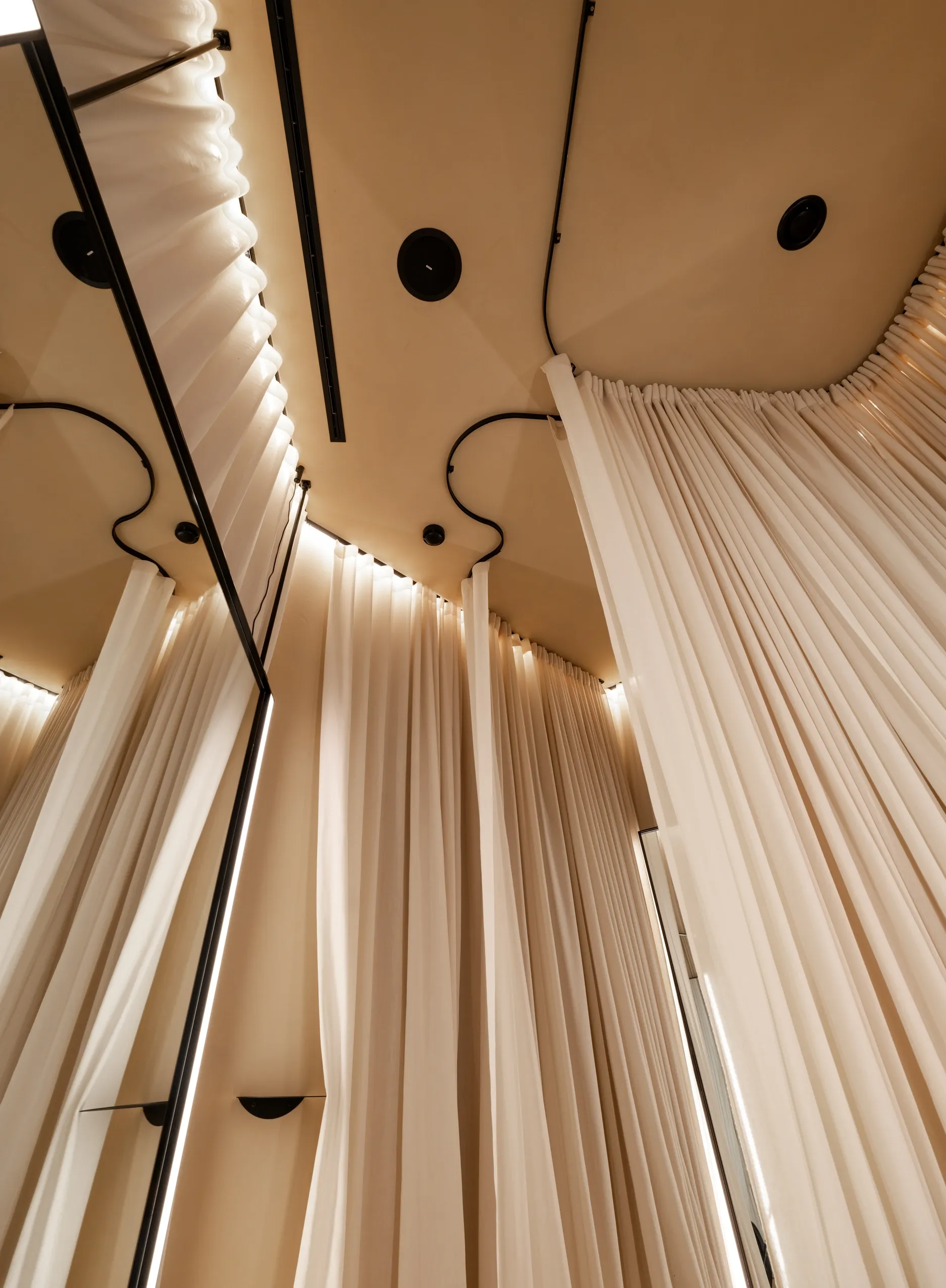 Alexandra Burmistrova——以对比、细腻和质感为基础展现创始人的内心世界-18