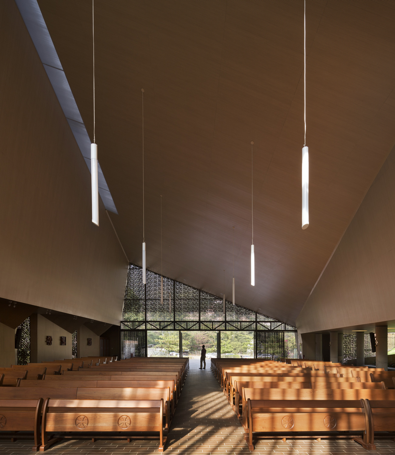 折叠屋顶下的绿意教堂-32