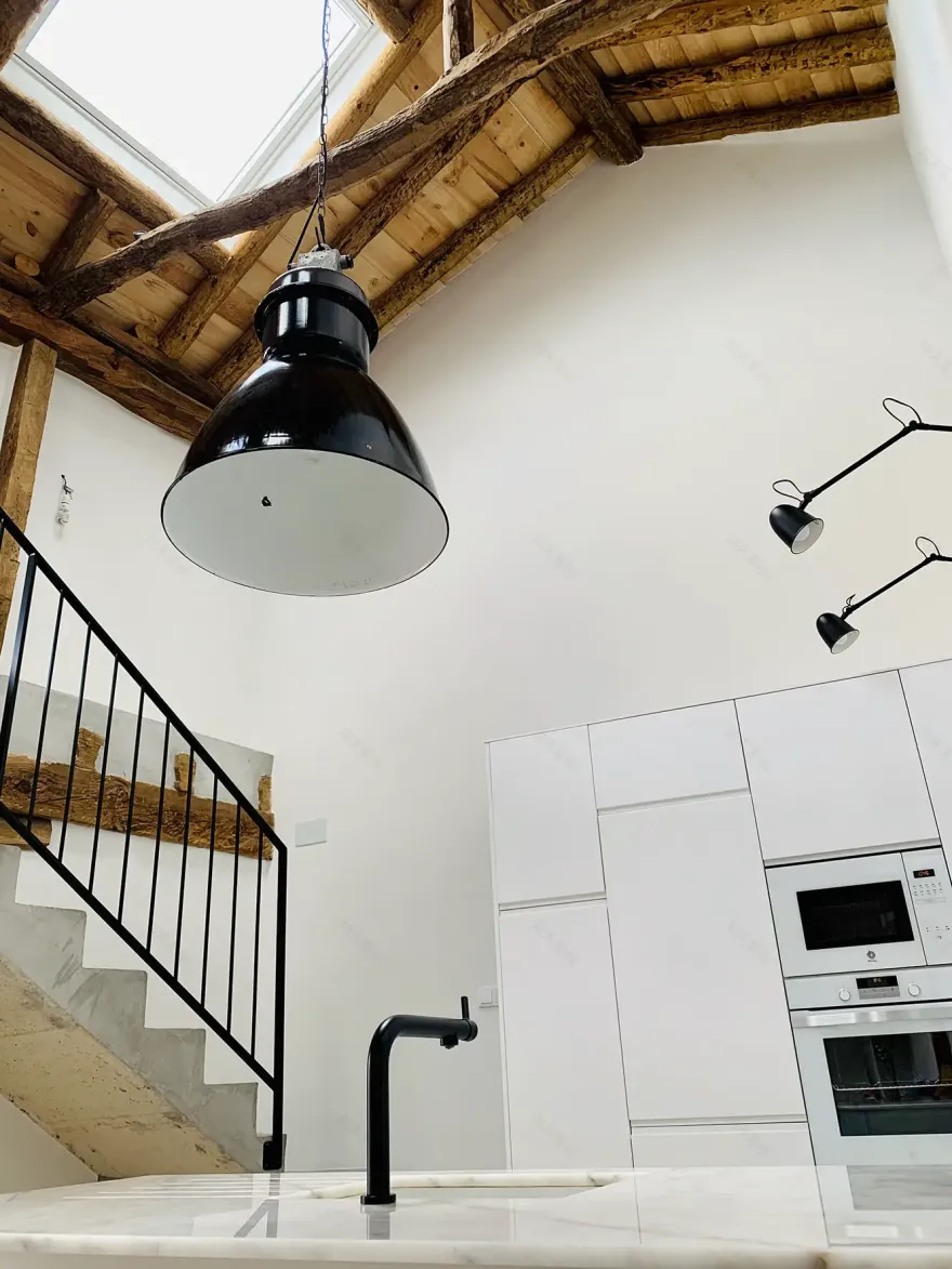 阳光照进历史 | 古老谷仓变身明亮住宅-5