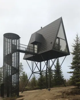 挪威森林中的黑钢小屋