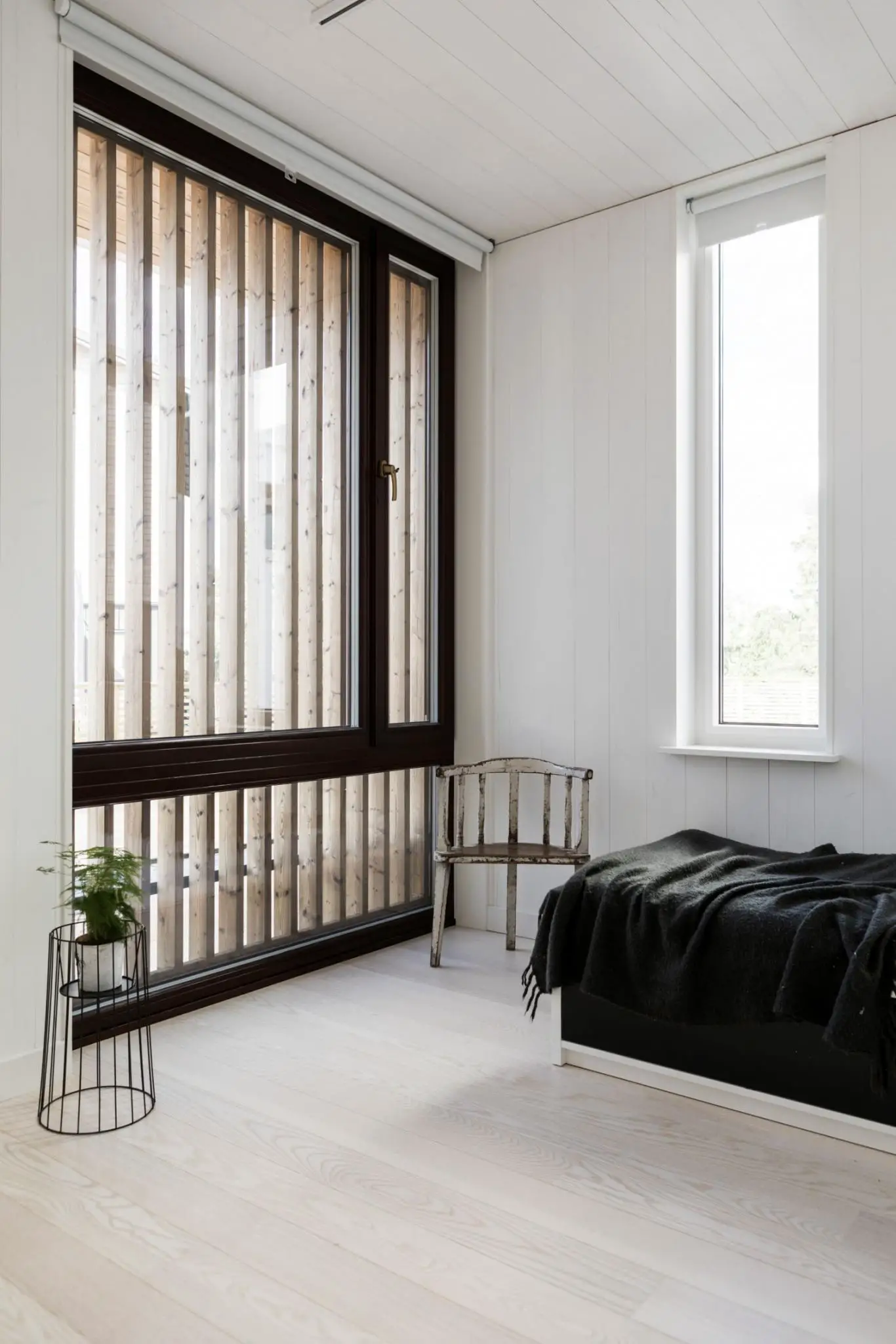 现代木质别墅的屋顶露台与极简内饰设计-14