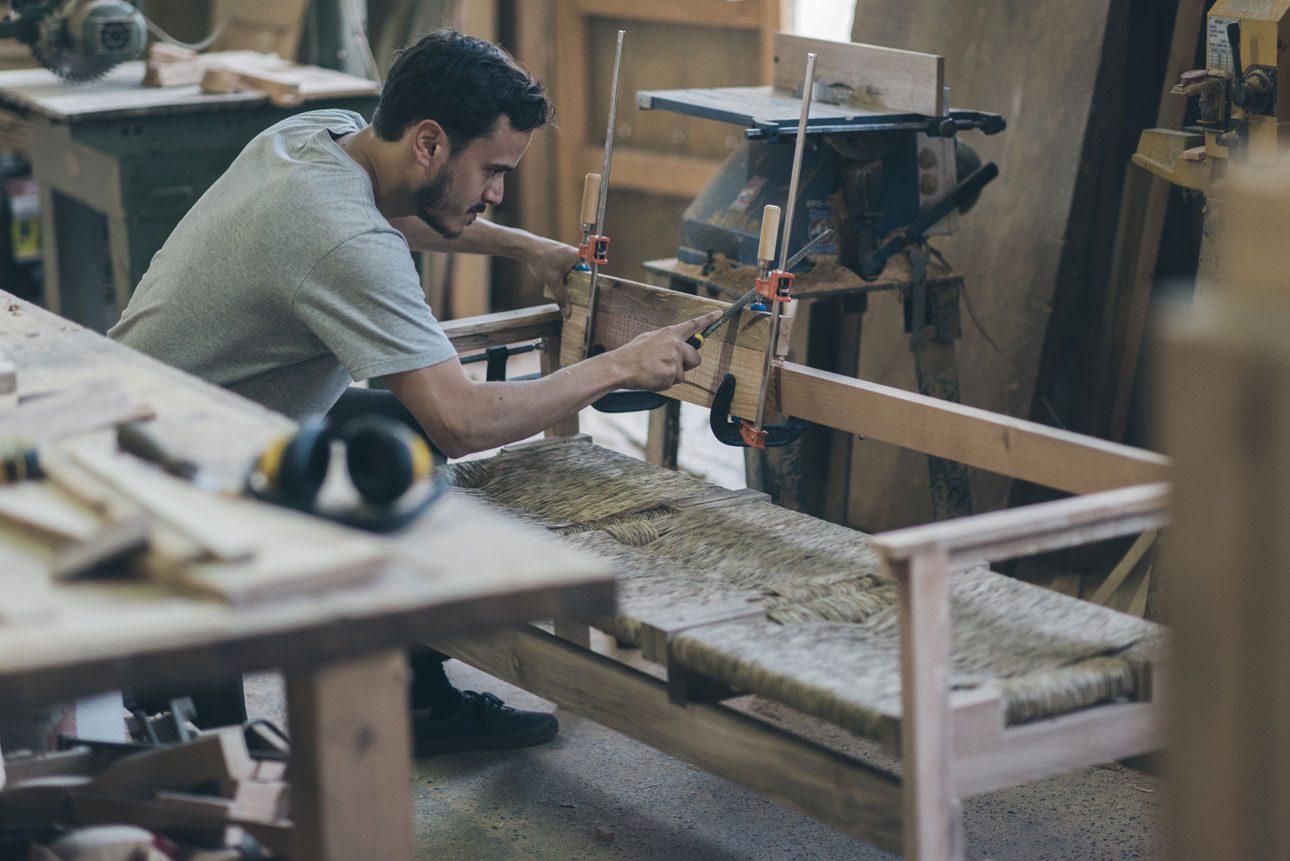 乡村风格的长椅家具

注：Mueble常见意思是家具 ，Campesino有乡村的、农民的等意思，Banco有银行长椅等意思，结合一般语境推测此处为长椅这一和家具相关的含义，整合起来翻译为乡村风格的长椅家具  -9