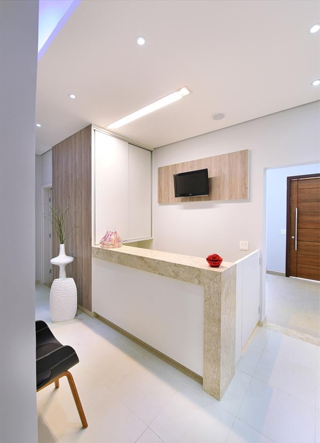 巴西 IBD Arquitetura 诊所设计 | 倾斜屋顶和蓝色调打造宁静医疗空间-3