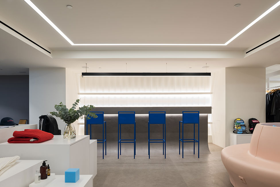 548㎡前莫斯科建筑局改造的时尚商店  LOGIC-13